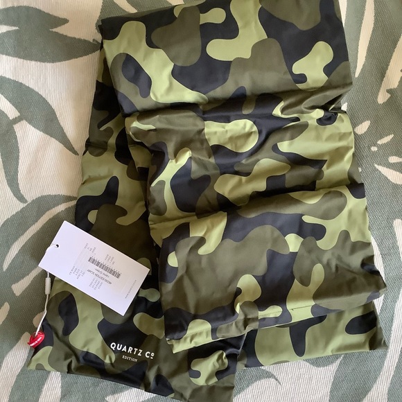 Quartz & Co Edition Down Puffer scarf - Green Camo, Made in Canada - Picture 1 of 6